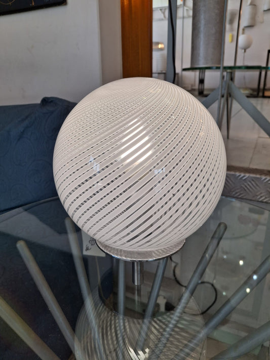 Lampada da tavolo con sfera di vetro di Murano con spirale bianca