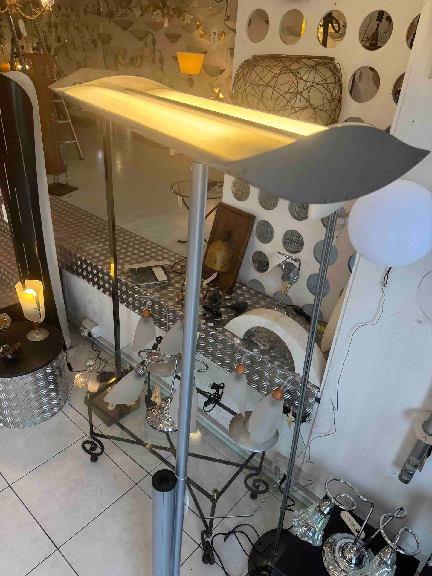 Lampada da terra con doppia illuminazione alogena
