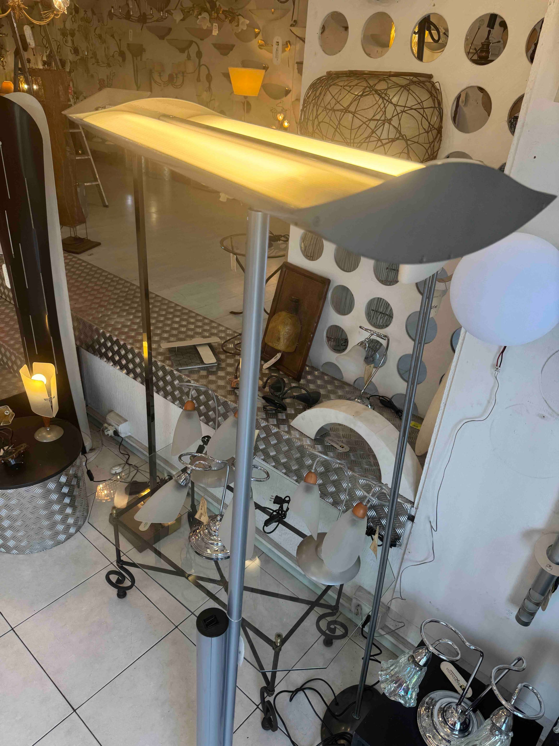 Lampada da terra con doppia illuminazione alogena